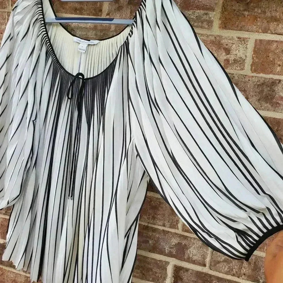 Diane Von Furstenberg 'Keoni" Plisse Pleated Top 12 - Picture 3 of 5